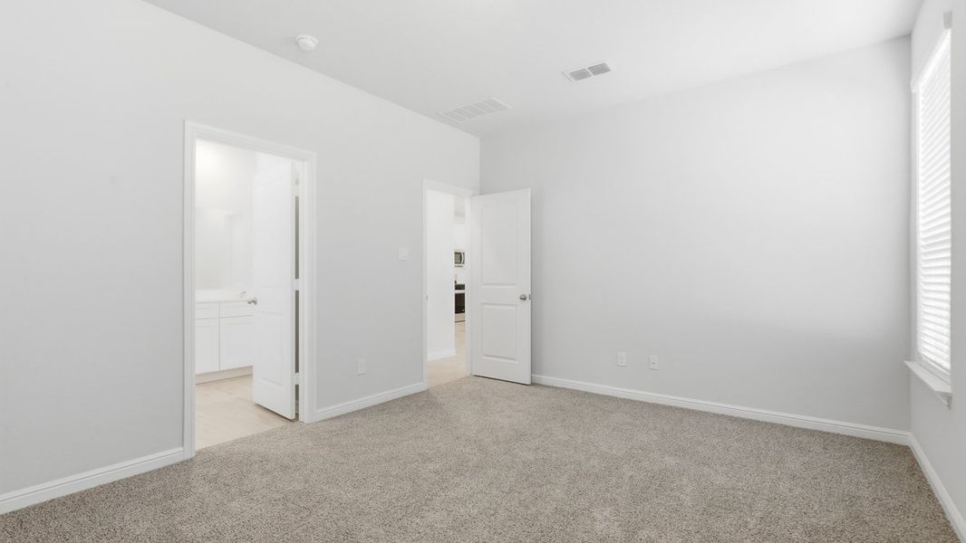 Spacious, unfurnished interior of a new home in Saratoga, Granbury (Image 15).