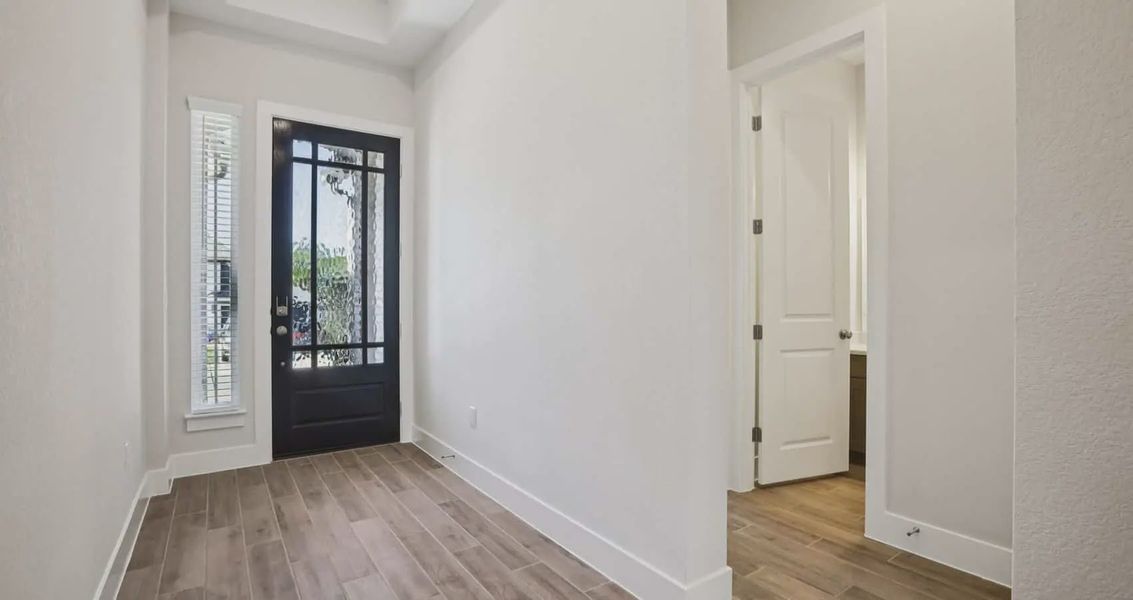 Spacious, unfurnished interior of a new home in 6 Creeks, Kyle (Image 10).