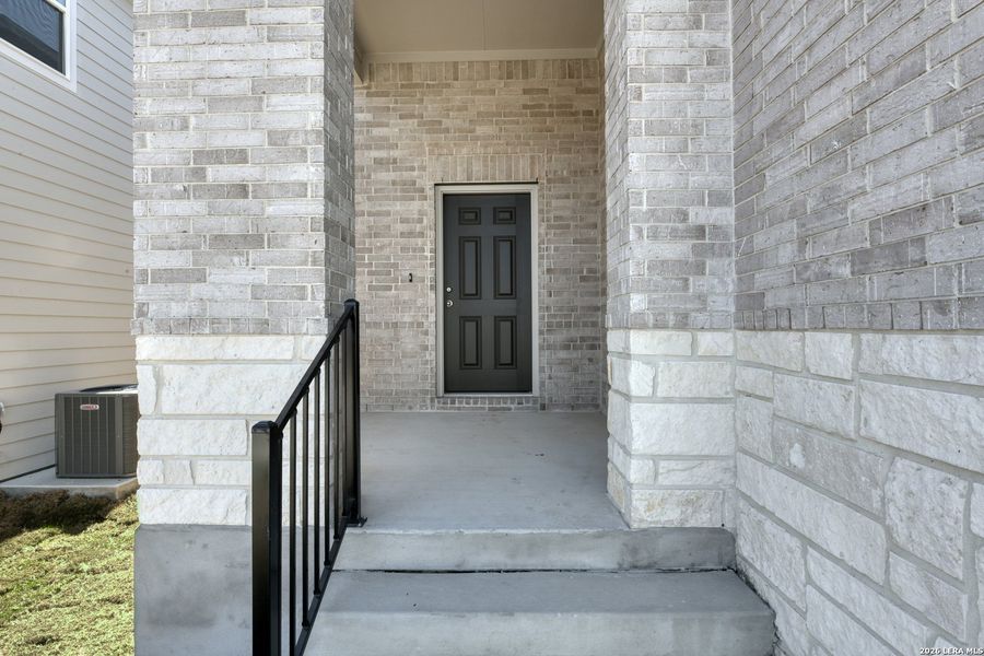 Exterior details and patio area of a home in Hennersby Hollow, San Antonio (Image 21).