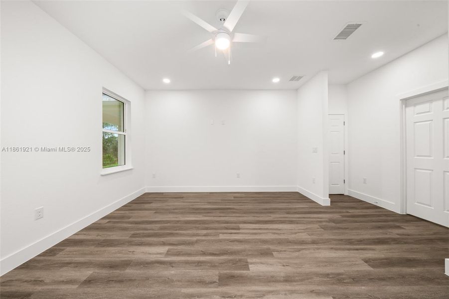 Spacious, unfurnished interior of a new home in , Sebring (Image 17).