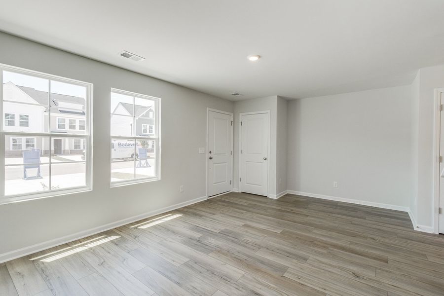 Spacious, unfurnished interior of a new home in Astoria, Columbia (Image 15).