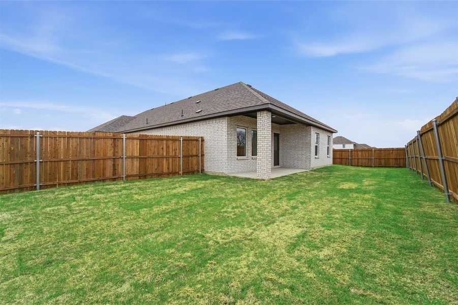 Exterior details and patio area of a home in Saddlebrook Estates, Waxahachie (Image 3).