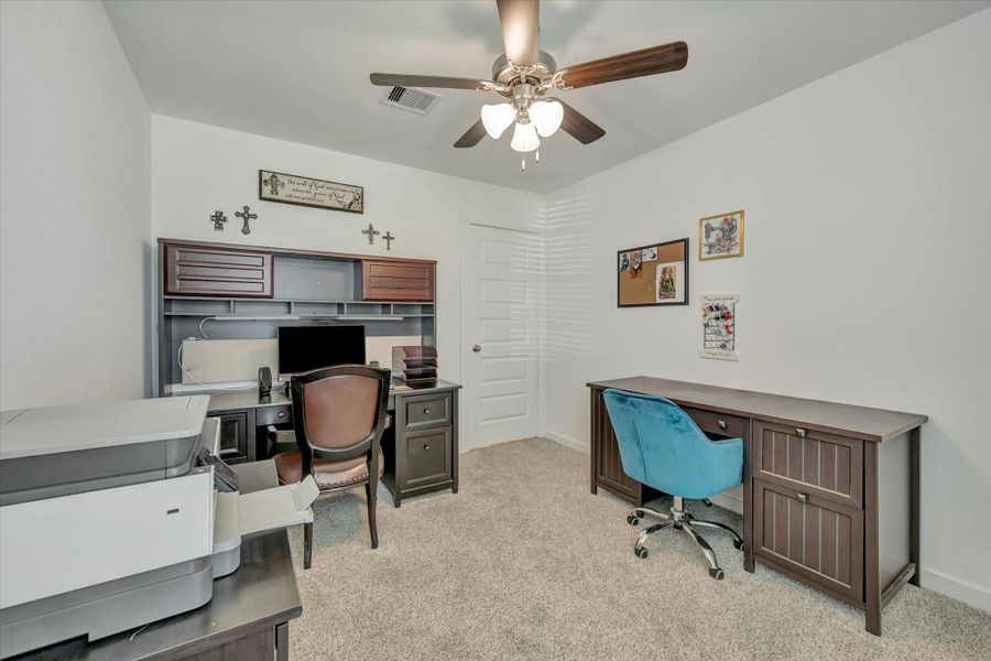 Furnished interior view inside a new home in Central Park, Texas City (Image 37). Furnished interior view inside a new home in Central Park, Texas City (Image 37).