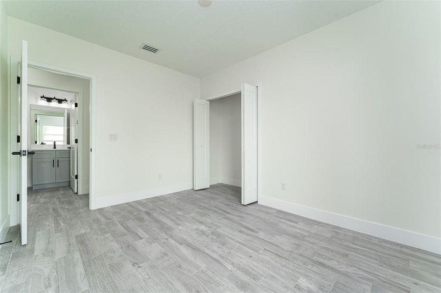 Spacious, unfurnished interior of a new home in , Tampa (Image 14).