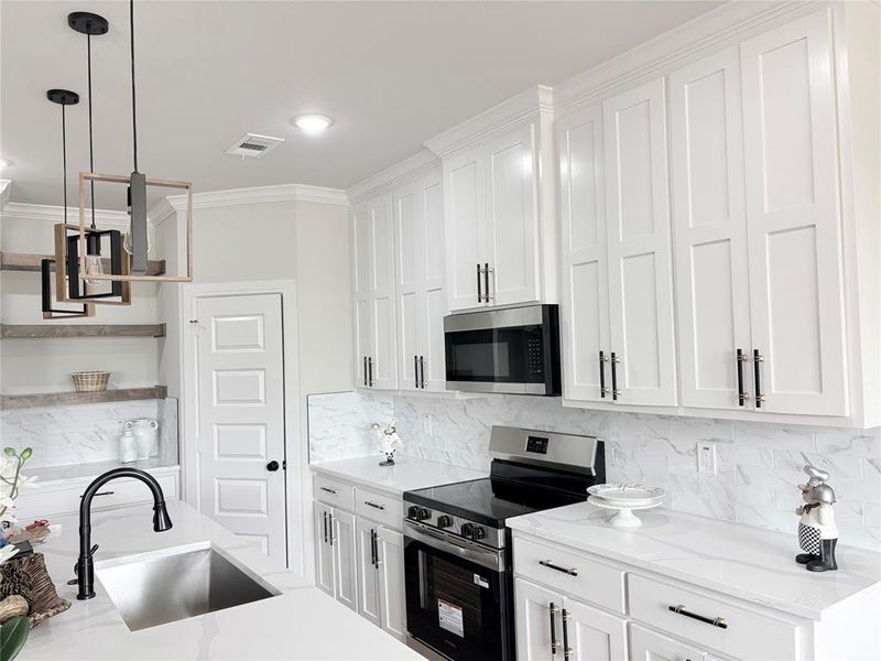 Furnished interior view inside a new home in , Quinlan (Image 14).