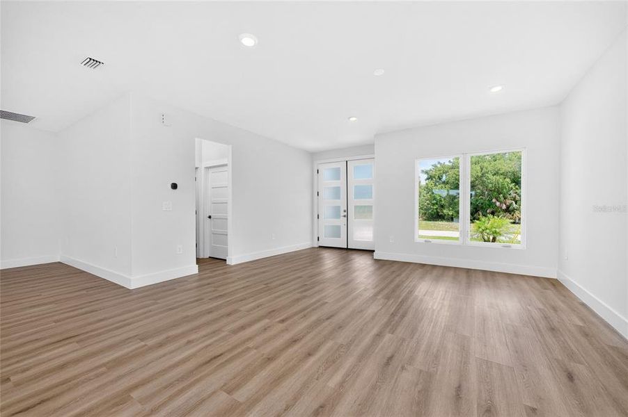 Spacious, unfurnished interior of a new home in , Rotonda West (Image 24).