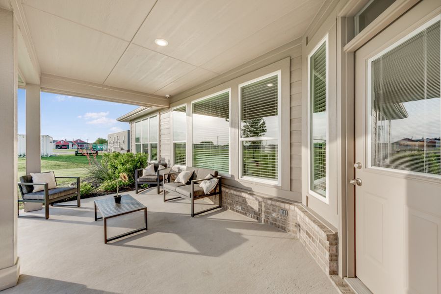 Exterior details and patio area of a home in Oak Valley, Terrell (Image 30).