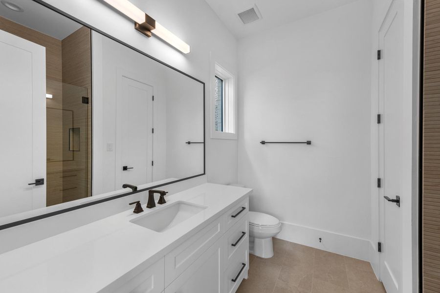 full bathroom for bedroom 2