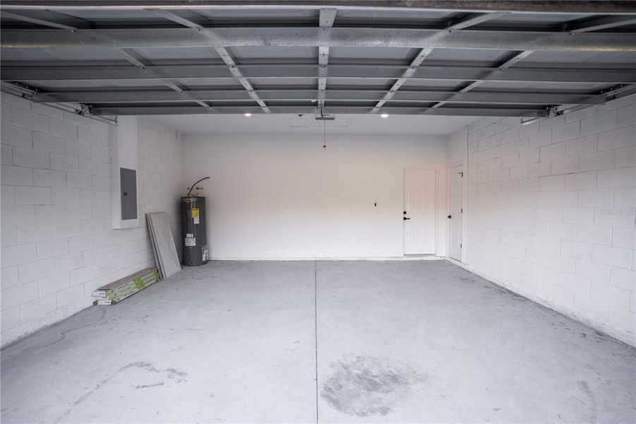 Spacious, unfurnished interior of a new home in , Ocala (Image 24).