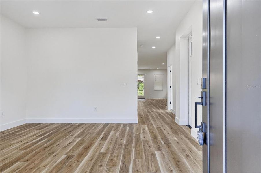 Spacious, unfurnished interior of a new home in , Tampa (Image 10).
