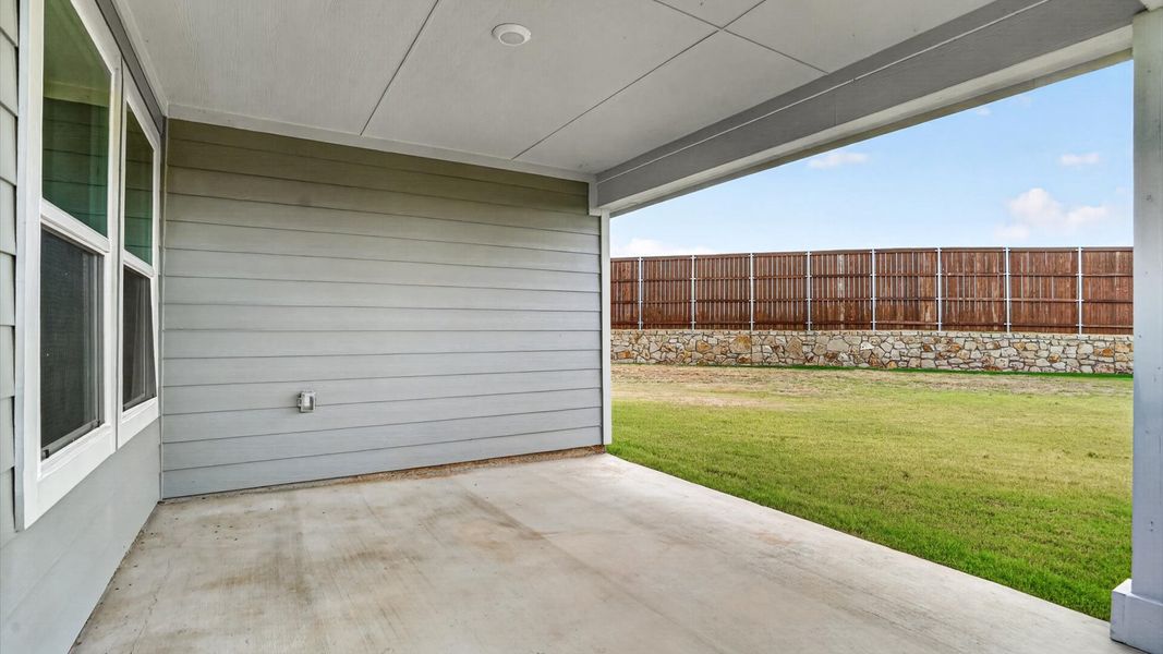 Exterior details and patio area of a home in Sandstone Estates, Granbury (Image 4).