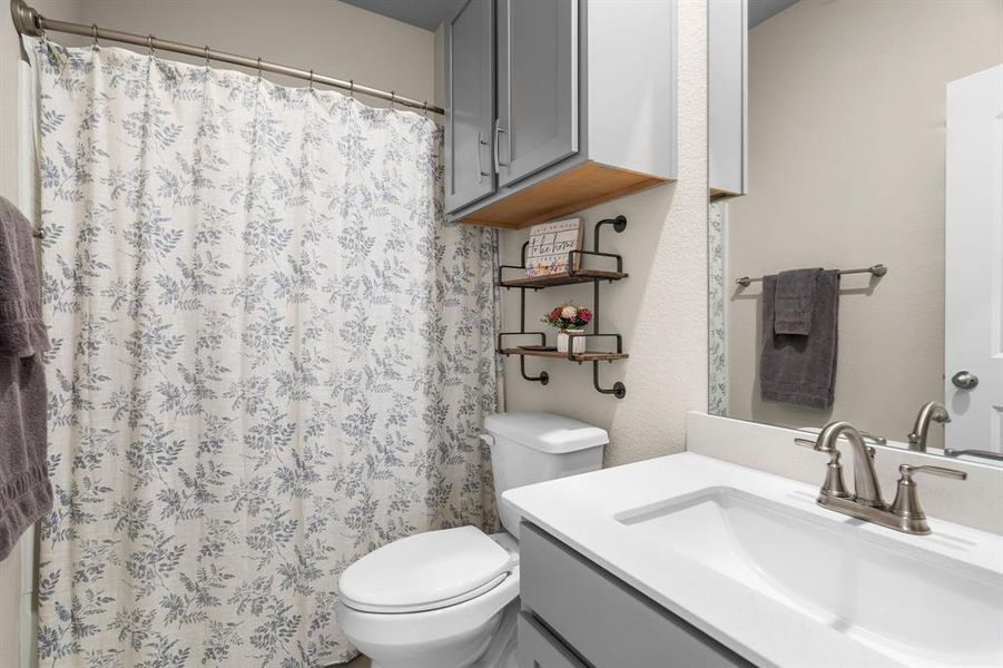 Secondary guest bathroom with modern finishes!