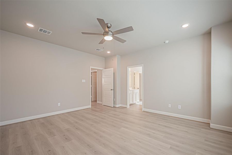 Spacious, unfurnished interior of a new home in Regents Court, Houston (Image 30).