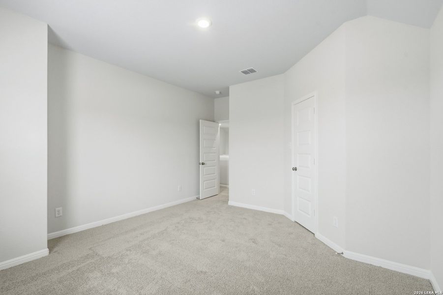 Spacious, unfurnished interior of a new home in Cinco Lakes, San Antonio (Image 24).