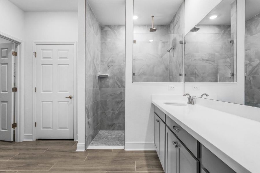 Furnished interior view inside a new home in Lake Merial, Panama City (Image 5).