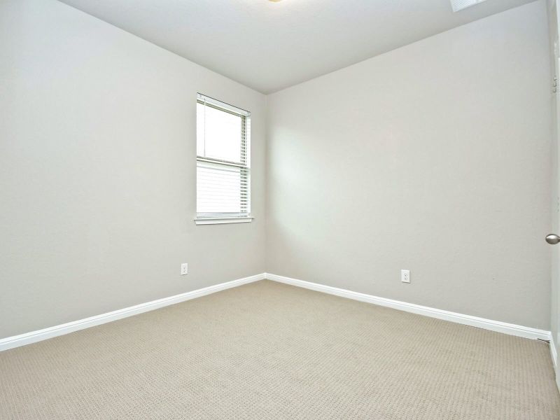 Spacious, unfurnished interior of a new home in Thomas Pond, San Antonio (Image 25).
