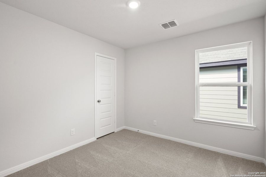 Spacious, unfurnished interior of a new home in Timber Creek, San Antonio (Image 23).