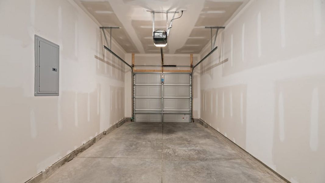 Spacious, unfurnished interior of a new home in Clock Road Townhomes, New Bern (Image 18).