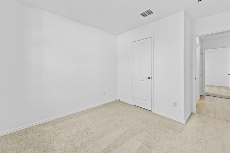 Spacious, unfurnished interior of a new home in Schriber Ranch, Mustang Ridge (Image 32).