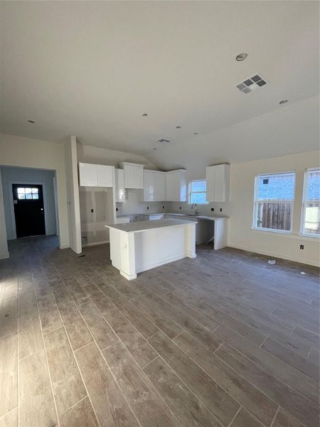 Spacious, unfurnished interior of a new home in , Angleton (Image 5).