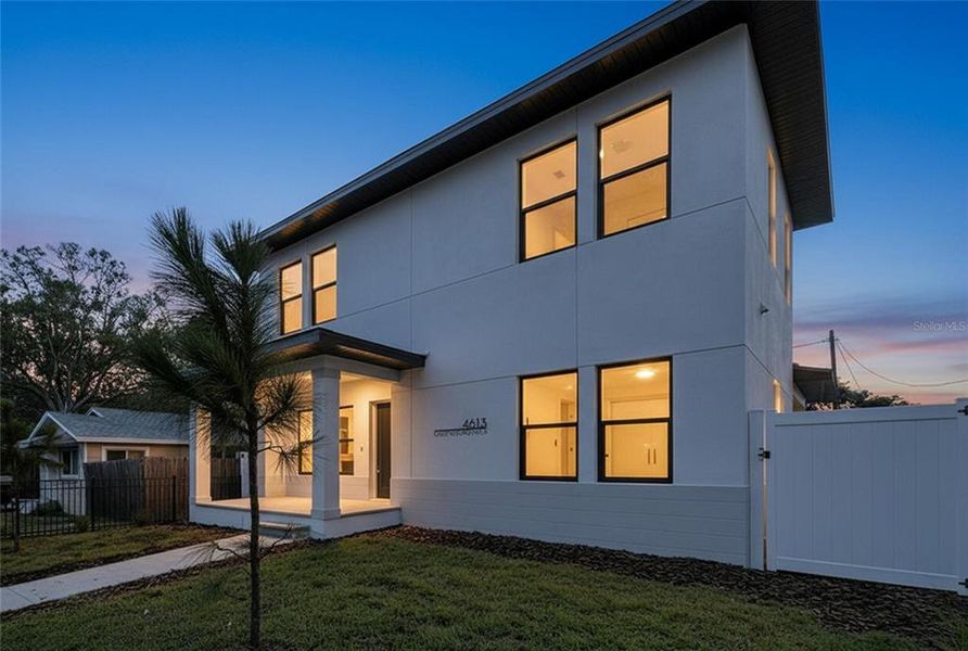 Exterior details and patio area of a home in , St. Petersburg (Image 36).