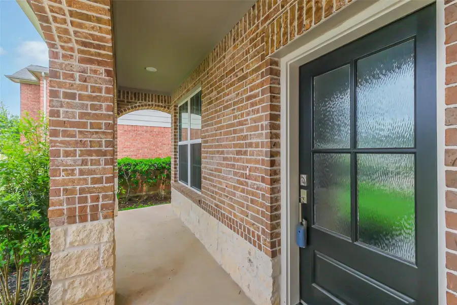 Exterior details and patio area of a home in , Fresno (Image 29).