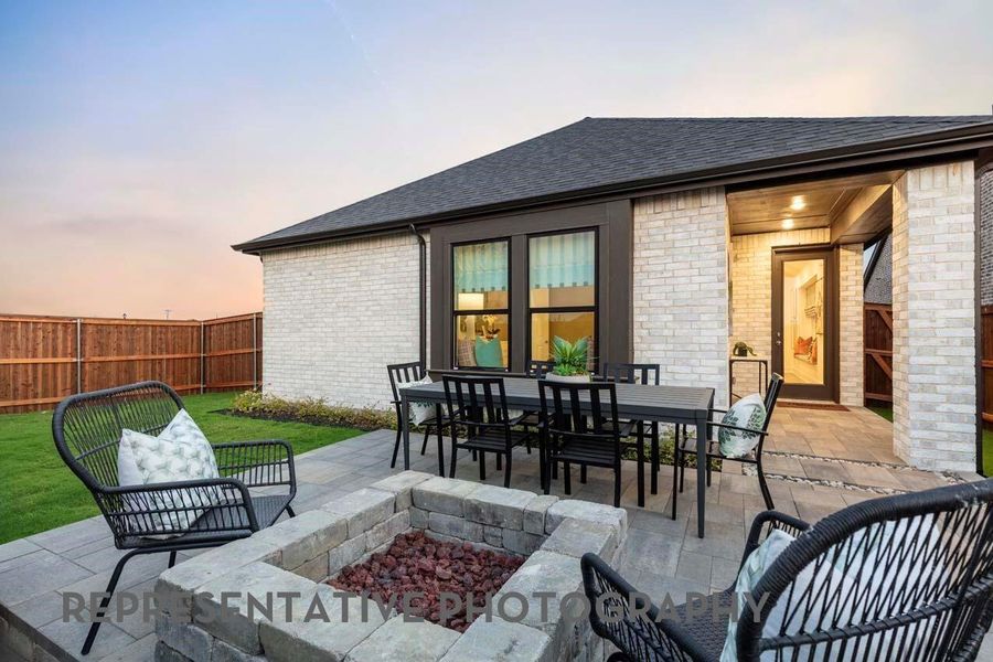 Exterior details and patio area of a home in Kresston, Montgomery (Image 3).