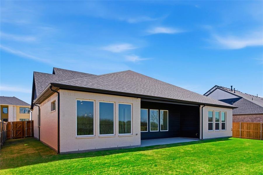 Exterior details and patio area of a home in Pecan Grove, Burleson (Image 3).