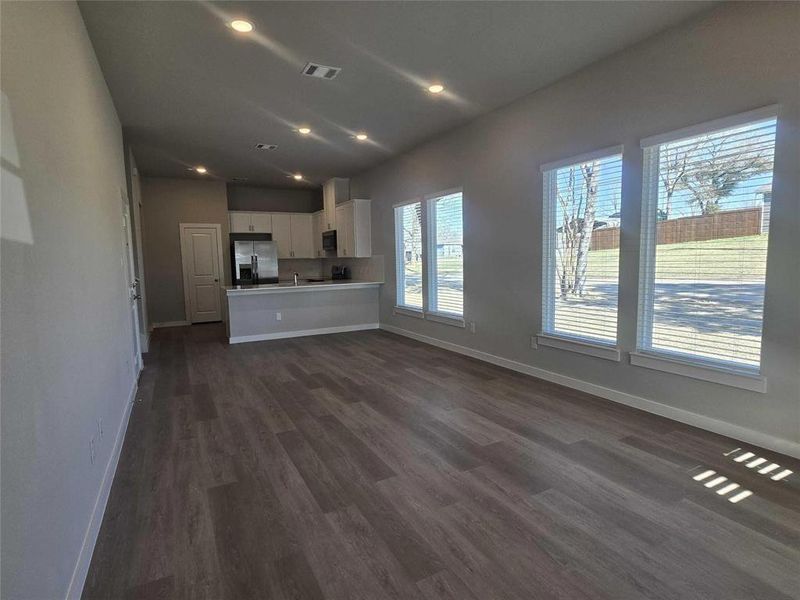 Spacious, unfurnished interior of a new home in , Denison (Image 7).