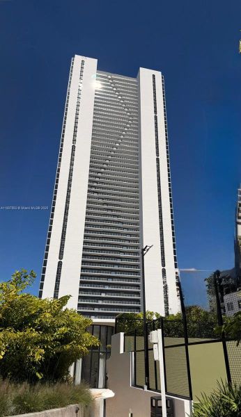 Condo located in Miami, FL showcasing its design and architecture (Image 3).