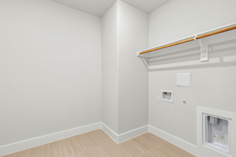 Spacious, unfurnished interior of a new home in Dove Hollow, Waxahachie (Image 23).