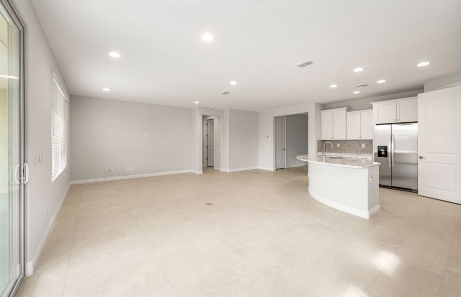Spacious, unfurnished interior of a new home in Sun City Anthem at Merrill Ranch, Florence (Image 18).