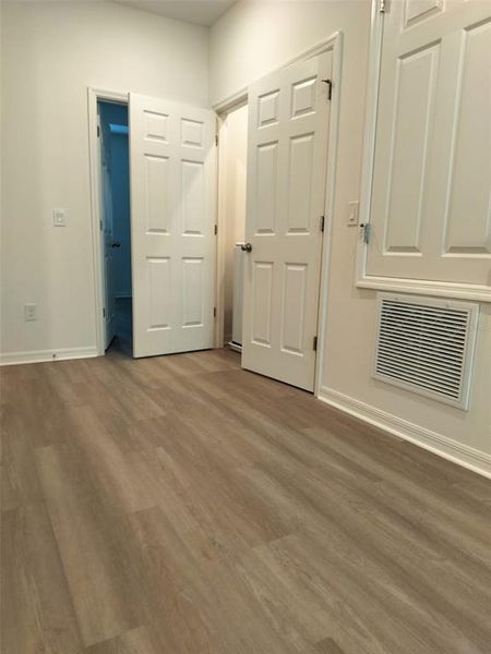 Spacious, unfurnished interior of a new home in Loch Leven Park, Mount Dora (Image 9).