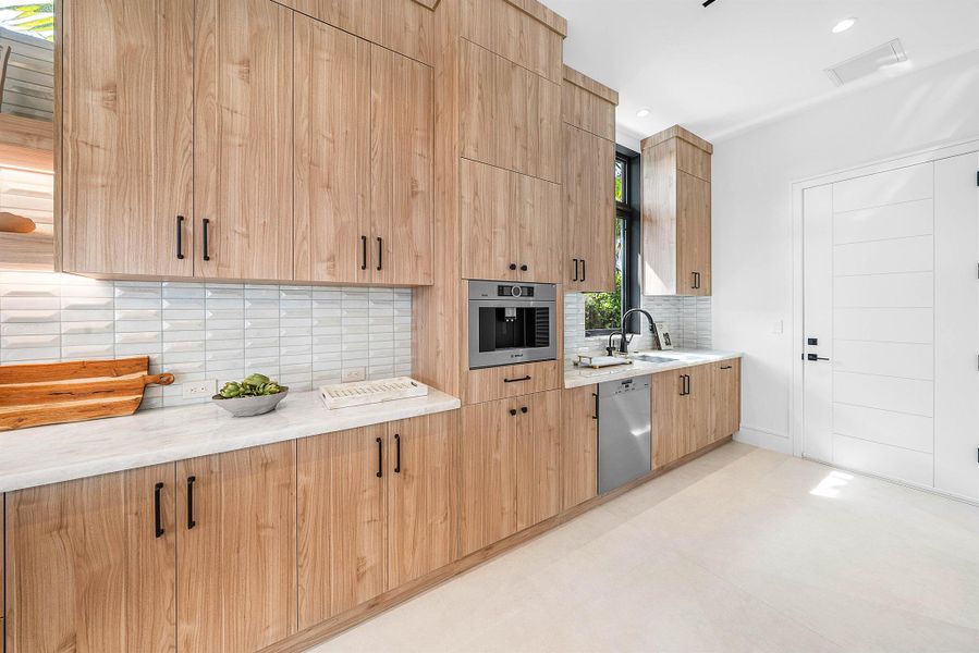 Exterior details and patio area of a home in , Boca Raton (Image 23).