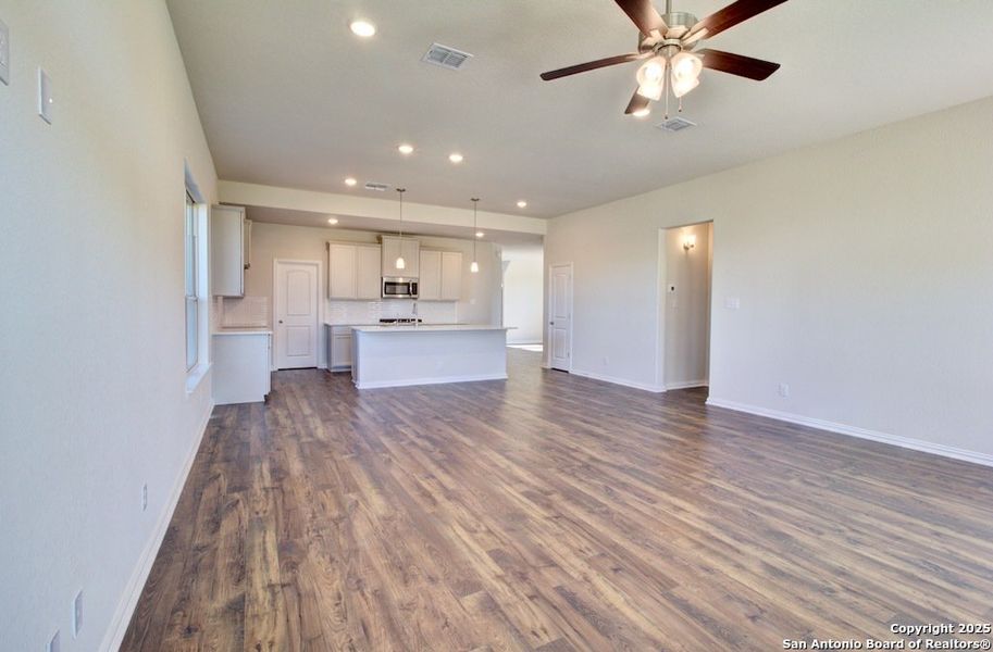 Spacious, unfurnished interior of a new home in Sunflower Ridge, New Braunfels (Image 22).