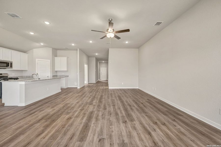 Spacious, unfurnished interior of a new home in Winding Brook, San Antonio (Image 21).