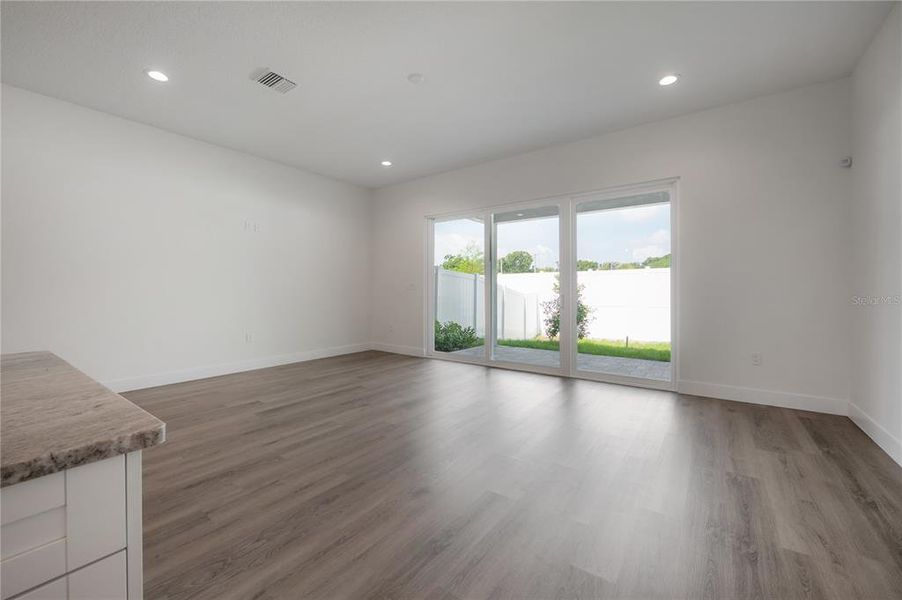 Spacious, unfurnished interior of a new home in , Tampa (Image 41).
