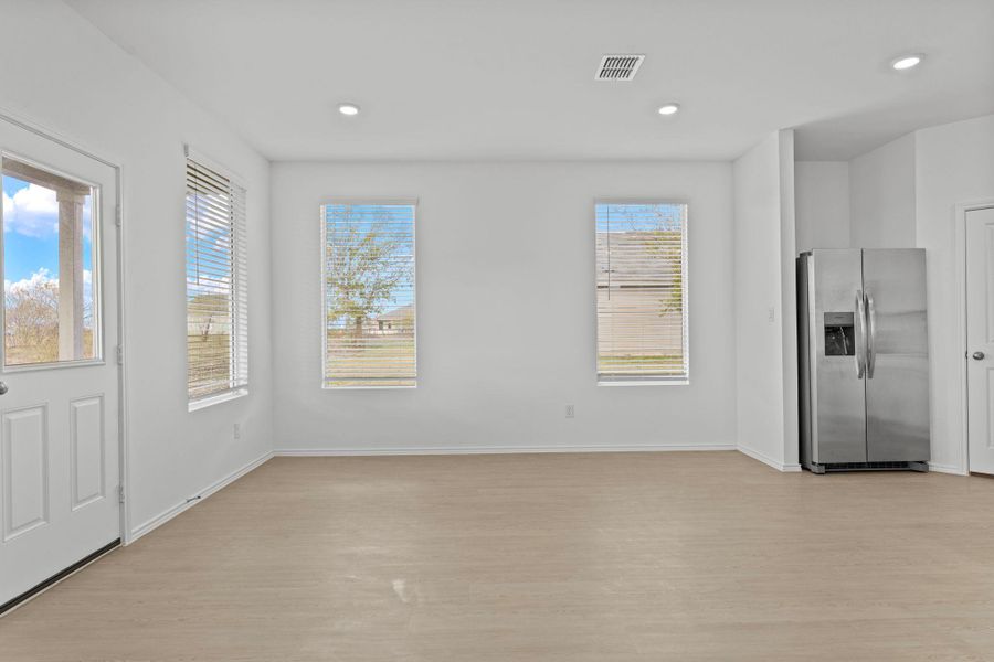 Spacious, unfurnished interior of a new home in Schriber Ranch, Mustang Ridge (Image 23).