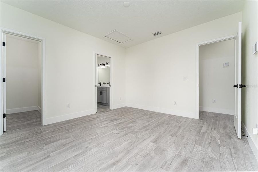 Spacious, unfurnished interior of a new home in , Tampa (Image 25).