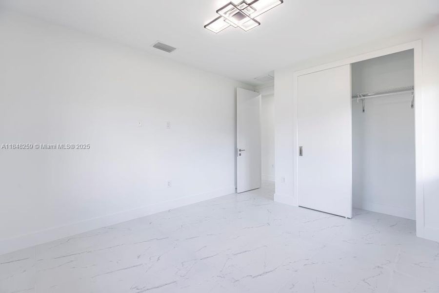 Spacious, unfurnished interior of a new home in , Cape Coral (Image 23).