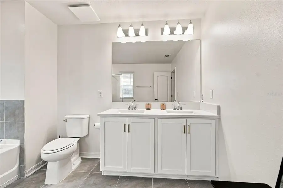 Furnished interior view inside a new home in , Land O' Lakes (Image 47).