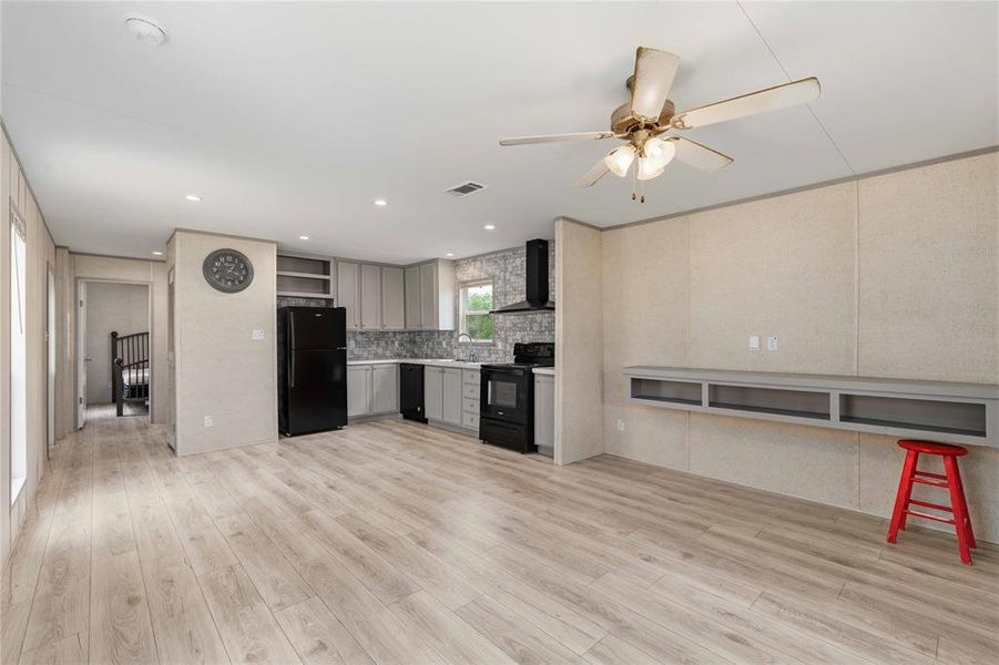 Spacious, unfurnished interior of a new home in , De Leon (Image 11).