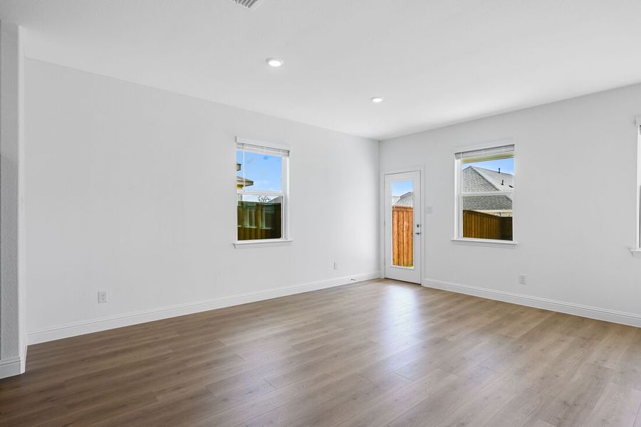 Spacious, unfurnished interior of a new home in Madero 50s, Fort Worth (Image 19). Spacious, unfurnished interior of a new home in Madero 50s, Fort Worth (Image 19).