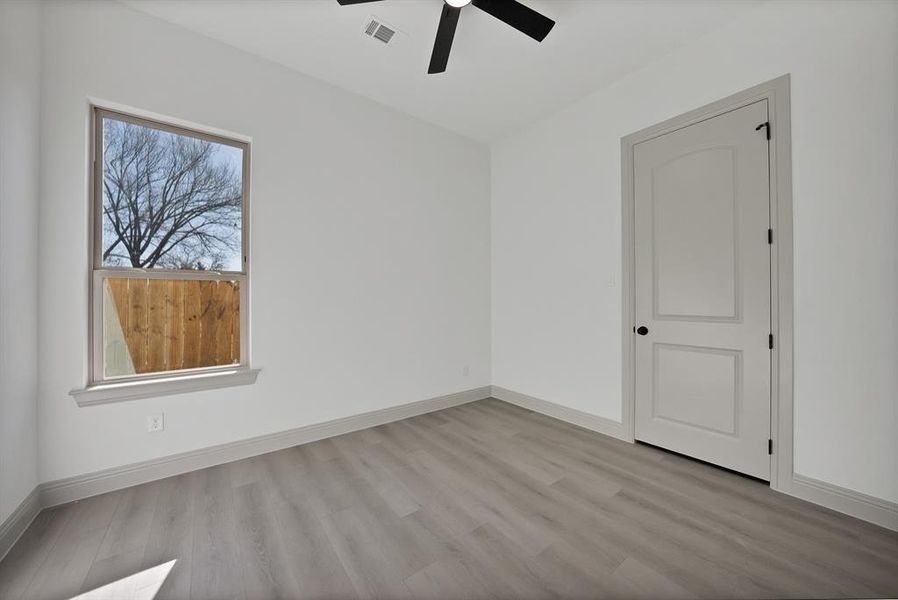 Unfurnished room featuring light wood-style floors and a ceiling fan