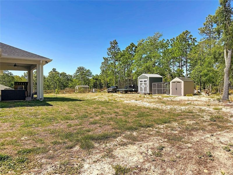 Exterior details and patio area of a home in , Dunnellon (Image 25).