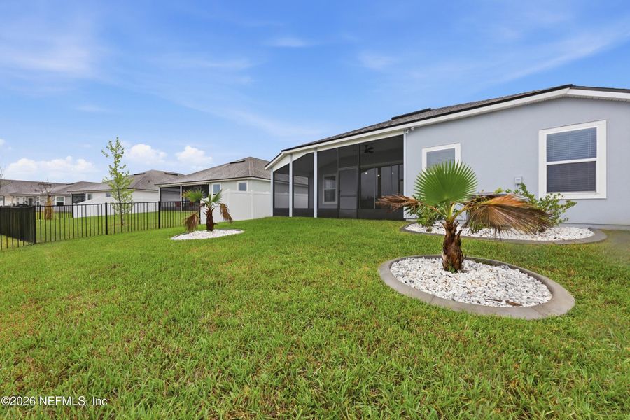 Exterior details and patio area of a home in Cross Creek, Green Cove Springs (Image 3).