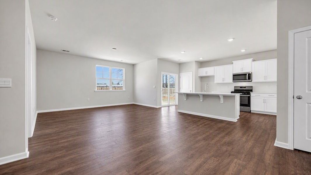 Spacious, unfurnished interior of a new home in Meadowview Plantation, Sumter (Image 11).