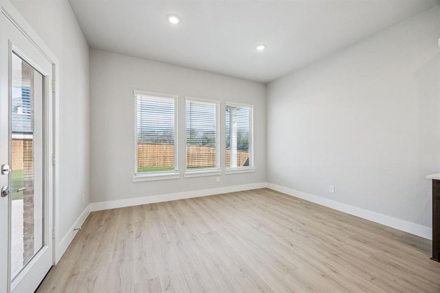 Spacious, unfurnished interior of a new home in Dove Hollow, Waxahachie (Image 27). Spacious, unfurnished interior of a new home in Dove Hollow, Waxahachie (Image 27).