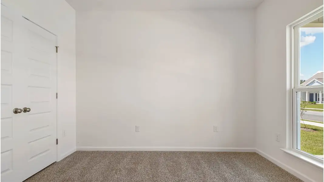 Spacious, unfurnished interior of a new home in Owl's Head East, Freeport (Image 24).