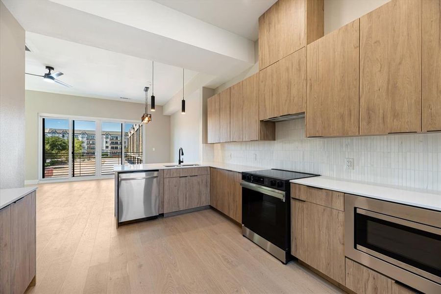 Furnished interior view inside a new home in , Farmers Branch (Image 10).